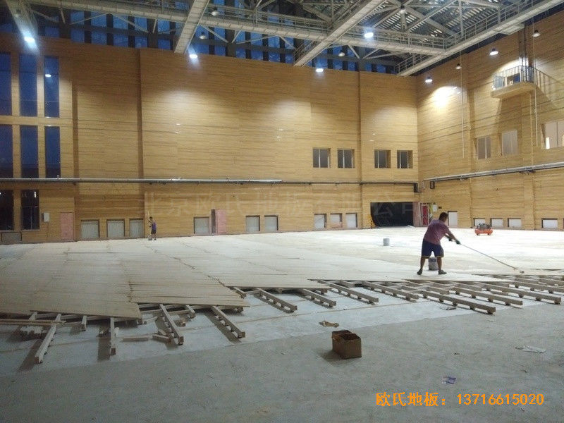 河北雄縣第三高中籃球館運(yùn)動木地板施工案例2