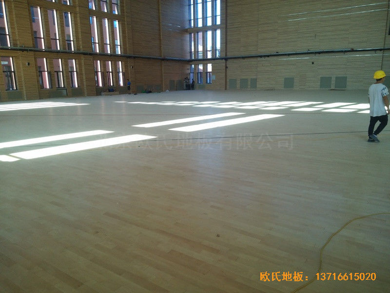 河北雄縣第三高中籃球館運(yùn)動木地板施工案例4
