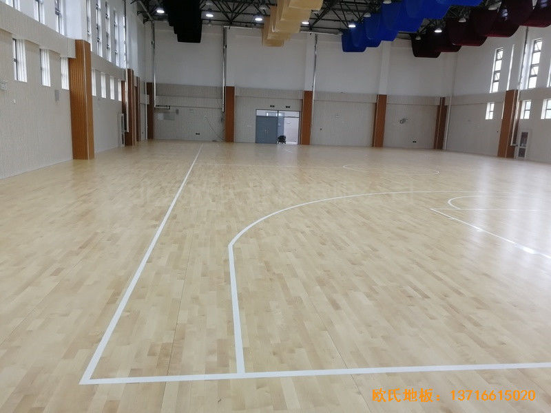 濟(jì)南錦繡城小學(xué)籃球館運(yùn)動木地板鋪裝案例3