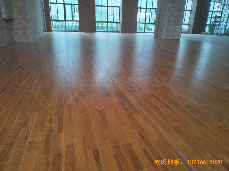 福建泉州海關(guān)橋南運(yùn)動(dòng)場體育地板鋪裝案例0