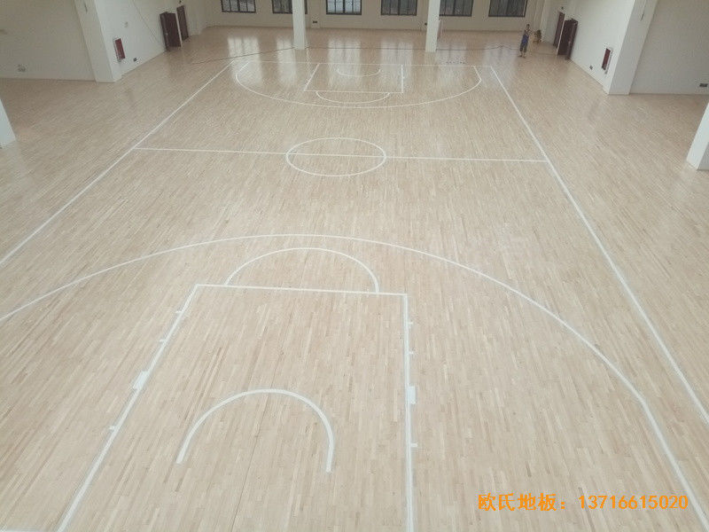 貴陽清華中學(xué)分?；@球館運(yùn)動地板安裝案例5