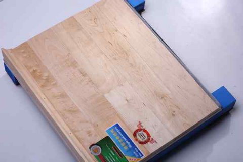 運(yùn)動木地板步步安裝，必出精品